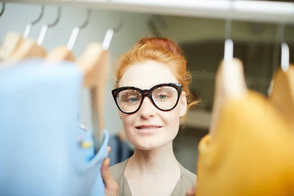 Jovem Designer Bonita Óculos Olhando Através Roupas Nova Coleção Moda — Fotografia de Stock