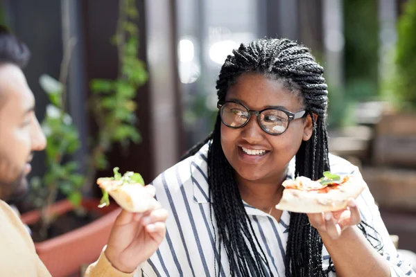 Fille Souriante Joyeuse Dans Des Lunettes Vue Regardant Son Petit — Photo