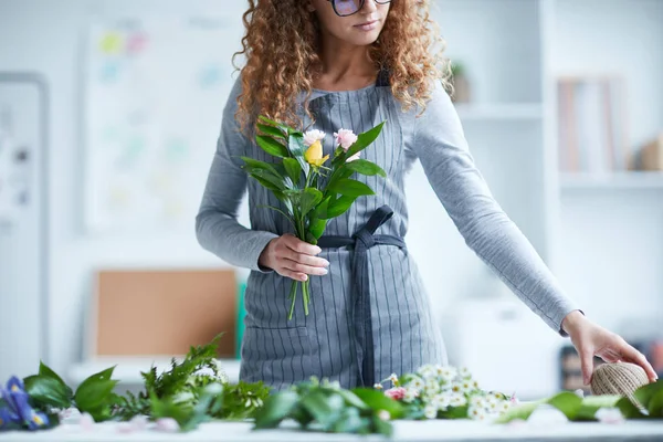 Ung Florist Med Blommor Gäng Spole Trådar För Att Binda — Stockfoto