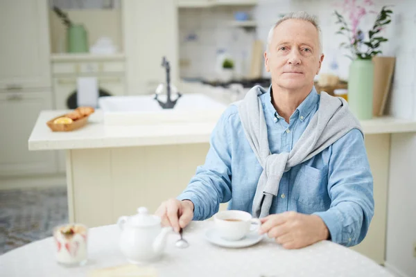 Älterer Mann Freizeitkleidung Sitzt Tisch Der Küche Und Trinkt Morgens — Stockfoto