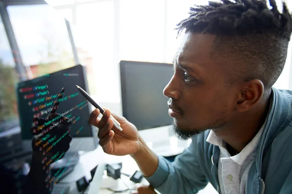 Allvarlig Koncentrerad Ung Afro Amerikansk Programmerare Ser Förvirrad Medan Lärande — Stockfoto