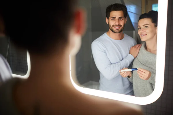 Alegre Jovem Casal Animado Banheiro Doméstico Olhando Para Espelho Enquanto — Fotografia de Stock