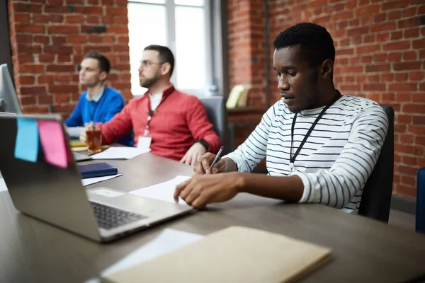 Jovem Empresário Afro Americano Fazendo Anotações Papel Enquanto Frente Laptop — Fotografia de Stock