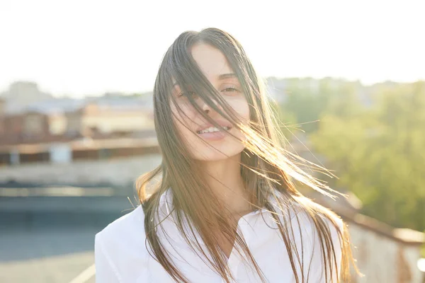 Joven Mujer Despreocupada Con Pelo Largo Oscuro Mirando Cámara Con — Foto de Stock