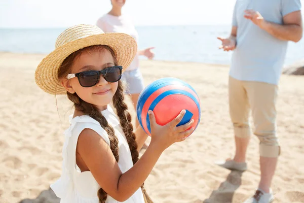 Entzückendes Kind Mit Hut Und Sonnenbrille Das Ball Hält Während — Stockfoto