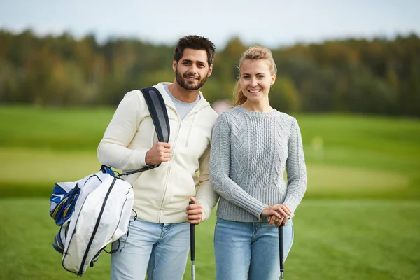 Couple Young Golfers Equipment Standing Large Green Field Outdoors — Stock Photo, Image