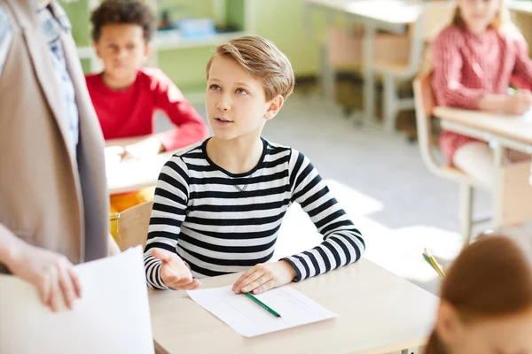 Zelfverzekerde School Jongen Gestripte Trui Gebaren Hand Terwijl Het Vragen — Stockfoto