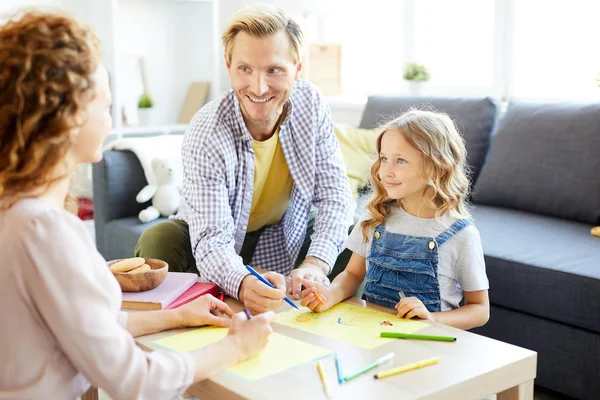 Feliz Padre Ayudando Pequeña Hija Con Dibujo Mientras Habla Con —  Fotos de Stock