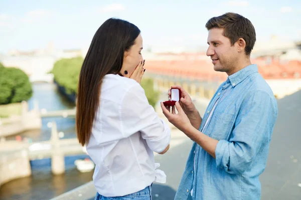 在城市环境中 年轻人向惊讶的女友求婚 — 图库照片