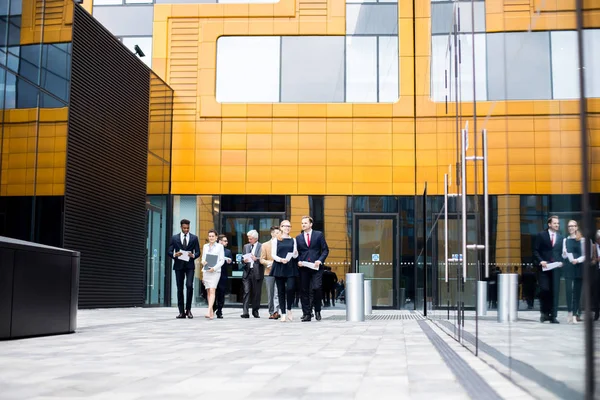 Grote Groep Gedelegeerden Suits Die Business Center Verlaten Afloop Van — Stockfoto