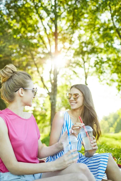 Duas Meninas Felizes Com Bebidas Conversando Dia Quente Verão Ambiente — Fotografia de Stock