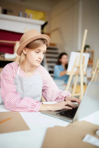 Χαριτωμένο Φοιτητής Κάθεται Στο Γραφείο Μπροστά Από Laptop Πληκτρολογώντας Και — Φωτογραφία Αρχείου
