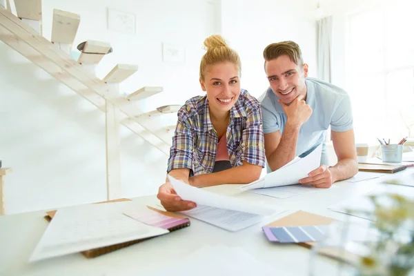 Jeunes Économistes Prospères Tenue Décontractée Penchés Sur Table Tout Travaillant — Photo