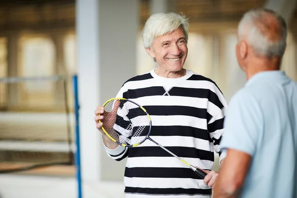 Feliz Jugador Bádminton Senior Con Raqueta Hablando Con Compañero Juego — Foto de Stock