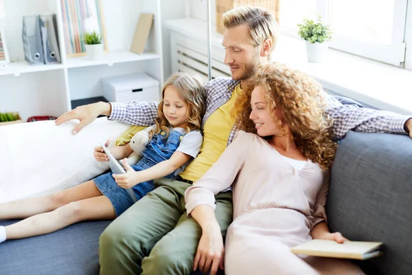 Little Daughter Showing Her Parents Curious Video Tablet Family Rest — Stock Photo, Image