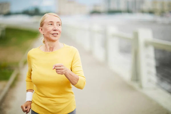 Gealterte Blonde Frau Aktivkleidung Beim Morgendlichen Joggen Flussufer — Stockfoto