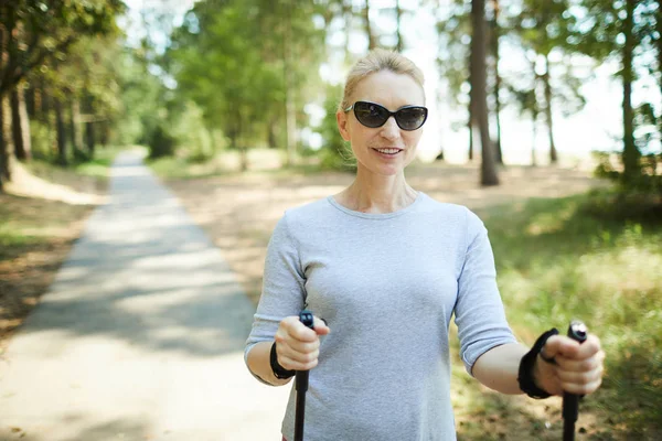 Wanita Yang Memakai Kacamata Hitam Dan Berjalan Santai Taman Pada — Stok Foto