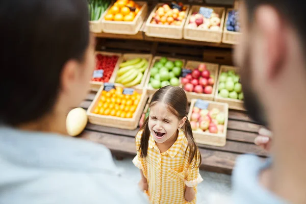 Ebeveynleri Manipüle Ederken Süpermarkette Yiyecek Tezgahına Karşı Dururken Kapalı Gözleri — Stok fotoğraf