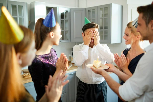 Jóvenes Haciendo Sorpresa Cumpleaños Para Uno Los Chicos Aplaudiendo Fiesta — Foto de Stock