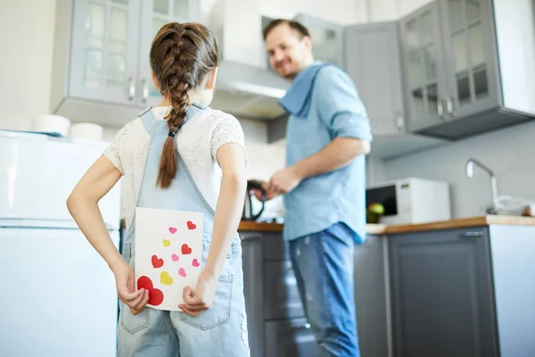 Junges Mädchen Versteckt Grußkarte Für Ihren Vater Hinter Dem Rücken — Stockfoto