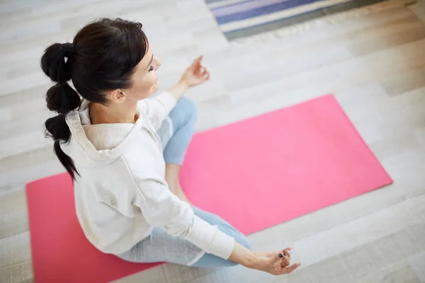 Visão Geral Jovem Morena Activewear Sentado Chão Pose Lótus Mantendo — Fotografia de Stock