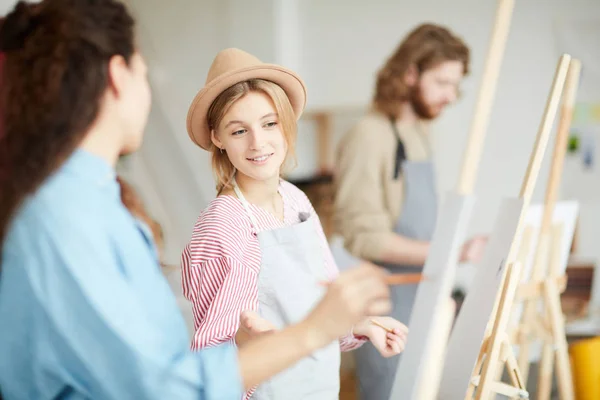 Uma Meninas Que Olha Para Pintura Seu Colega Grupo Durante — Fotografia de Stock