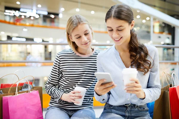 Две Девушки Напитками Ищут Интернет Магазинах Сравнивают Цены Ценами Офлайновых — стоковое фото