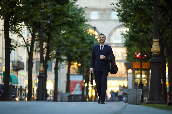 Empresário Bem Sucedido Terno Descendo Rua Central Cidade Moderna — Fotografia de Stock