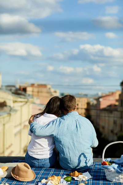 Rear View Young Couple Casual Shirts Sitting Blanket Embracing While — Stock Photo, Image