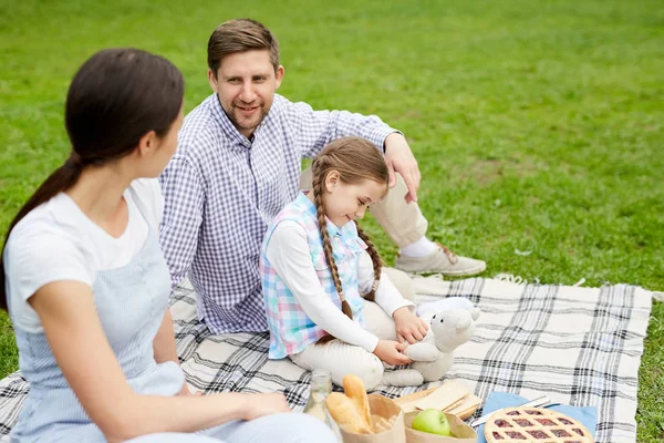 Linda Hijita Jugando Con Osito Peluche Picnic Con Los Padres —  Fotos de Stock