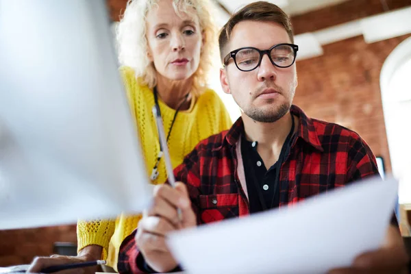 Dos Colegas Serios Leyendo Papel Contrato Antes Discutirlo — Foto de Stock