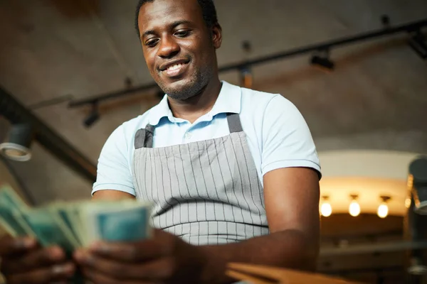 Jeune Serveur Afro Américain Comptant Argent Gagné Pour Journée Travail — Photo