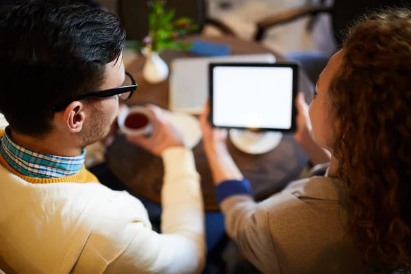 Vue Arrière Jeune Couple Regardant Vidéo Dans Pavé Tactile Tout — Photo