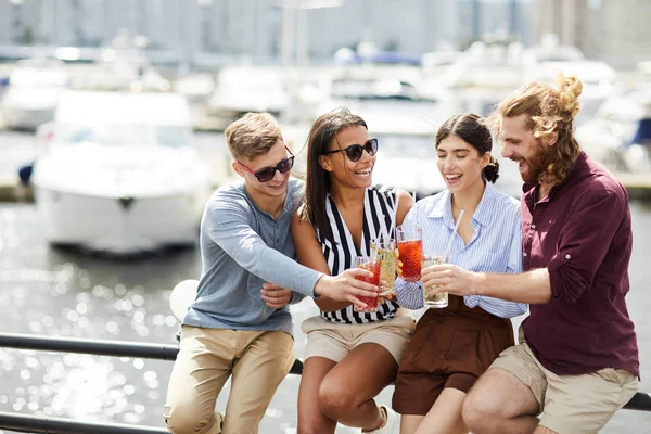 Meninas Rindo Seus Namorados Clinking Com Copos Bebidas Enquanto Sentado — Fotografia de Stock