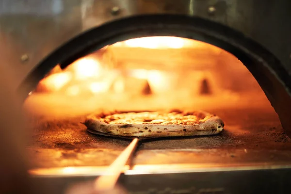 Speciaal Dienblad Met Handvat Met Rauwe Pizza Oven Voor Het — Stockfoto