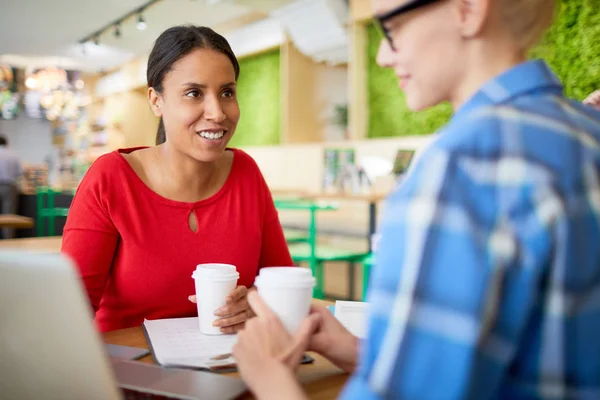 Jeune Employée Tenue Décontractée Rouge Regardant Collègue Lors Une Discussion — Photo