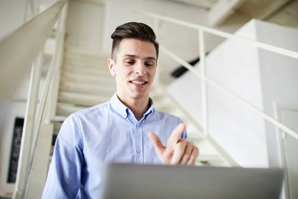 Jovem Homem Negócios Sorrindo Falando Através Vídeo Chat Enquanto Sentado — Fotografia de Stock