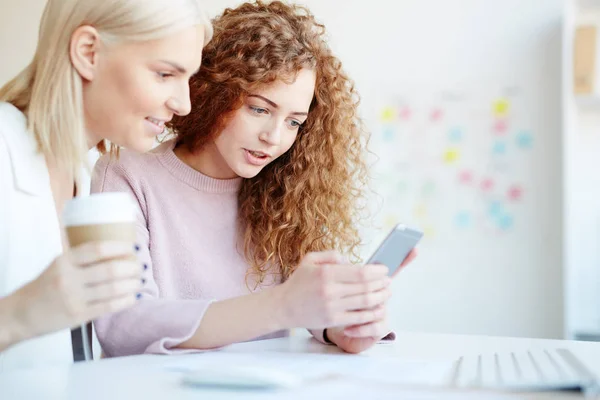 Sonriendo Mujeres Jóvenes Positivas Discutiendo Nueva Aplicación Móvil Mientras Usa — Foto de Stock