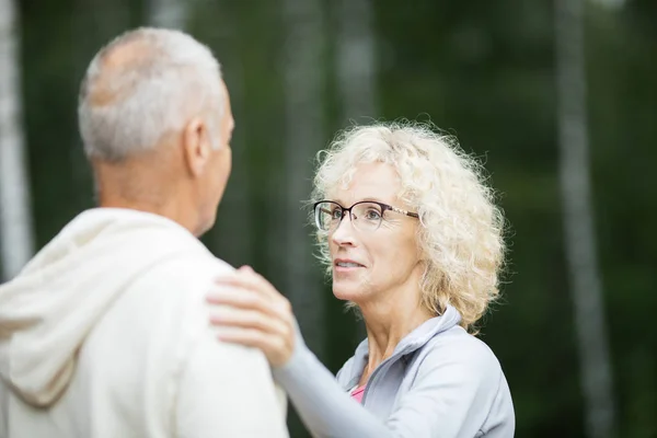 Mature Blonde Woman Touching Her Husband Shoulder While Comforting Him — Stock Photo, Image