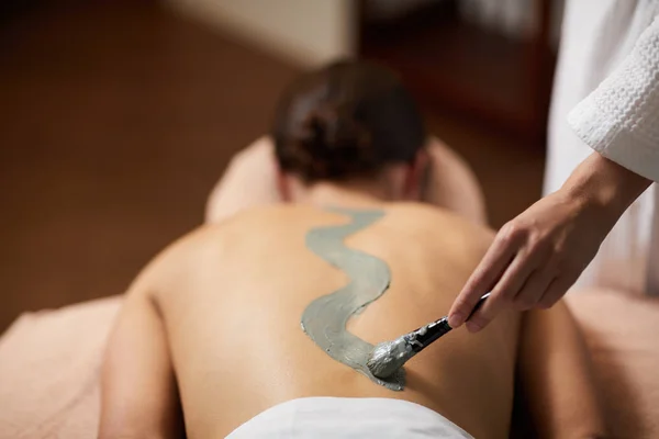 Makyajcısı Resim Eğri Üzerinde Istemci Spa Yordamı Sırasında Gri Kil — Stok fotoğraf