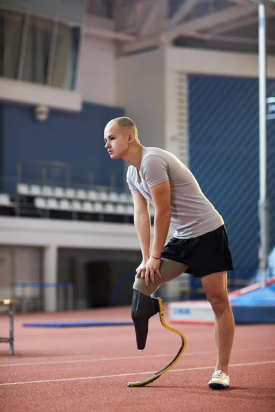 Actieve Jongeman Met Gehandicapte Been Doen Oefening Voor Knieën Voor — Stockfoto