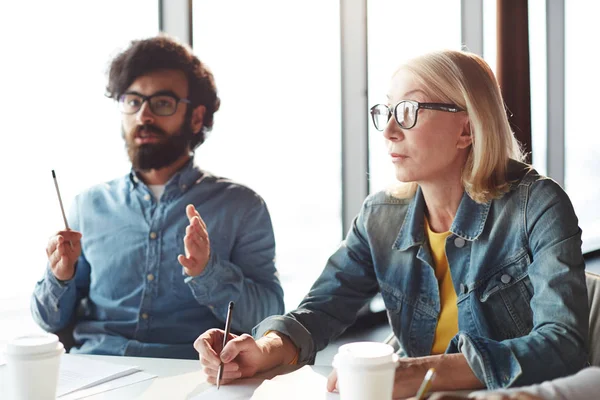 Mujer Negocios Madura Seria Haciendo Notas Trabajo Con Colega Seguro — Foto de Stock