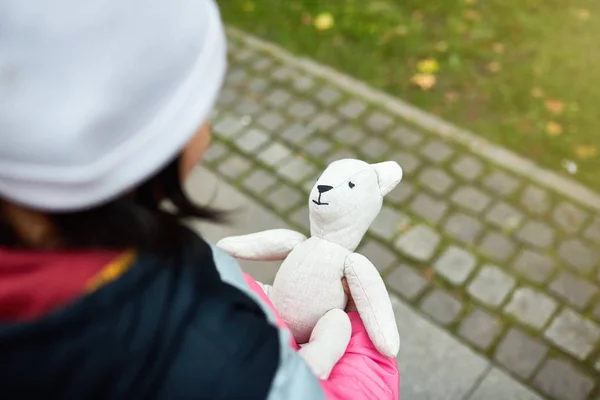 White Teddy Held Girl Warm Casualwear Trottoire Urban Environment — Stock Photo, Image