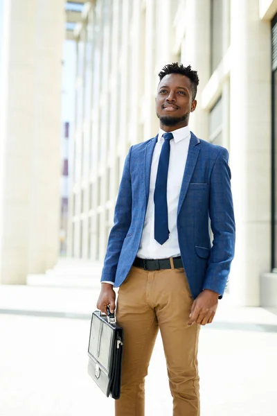 Pensive Ambitiös Ung Svart Entreprenör Formalwear Holding Portföljen Och Titta — Stockfoto