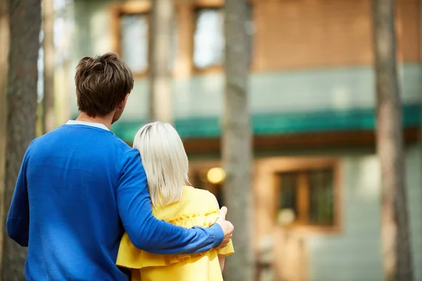 Rückansicht Eines Jungen Liebevoll Umarmenden Paares Das Vor Seinem Landhaus — Stockfoto