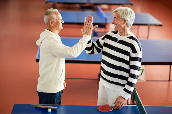 Leeftijd Succesvolle Tennisspelers Het Maken Van Hoge Vijf Gebaar Voor — Stockfoto