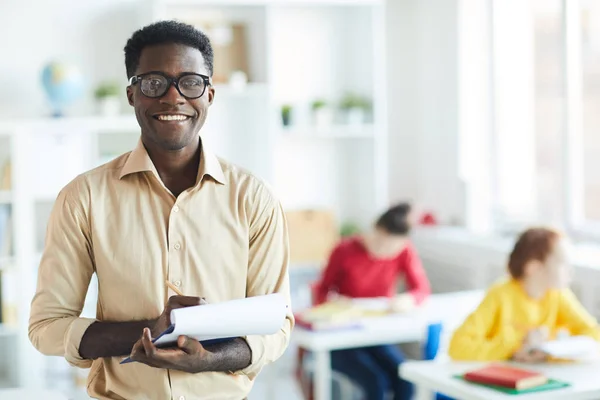 Succesvolle Jonge School Leraar Shirt Brillen Zoek Naar Tijdens Het — Stockfoto