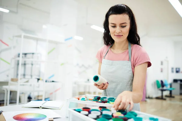 Zufriedenes Hübsches Mädchen Mit Schwarzem Haar Das Tisch Steht Und — Stockfoto