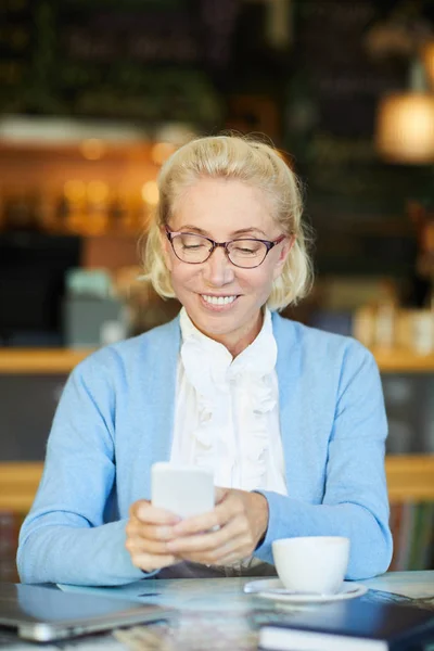 Mulher Feliz Mensagens Texto Smartphone Enquanto Sentado Mesa Café Coffee — Fotografia de Stock