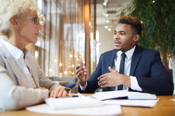 Ernsthafte Selbstbewusste Multiethnische Geschäftskollegen Formalbekleidung Sitzen Tisch Und Denken Über — Stockfoto